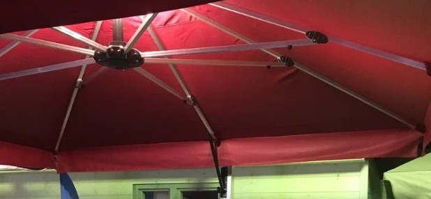 зонт на боковой опоре с встроенной подсветкой